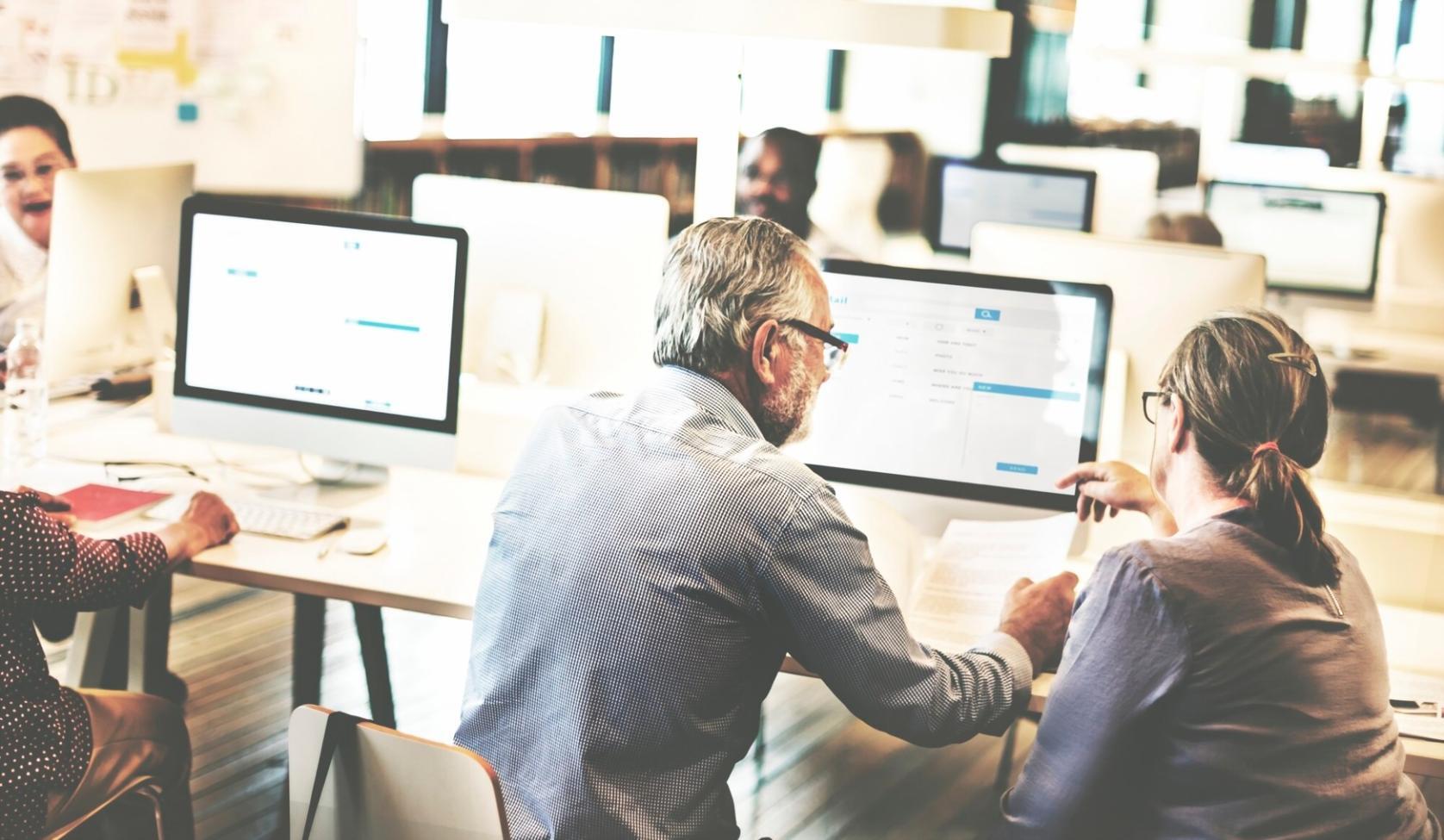 Session de formation modenariqol avec participants travaillant sur des analyses financières